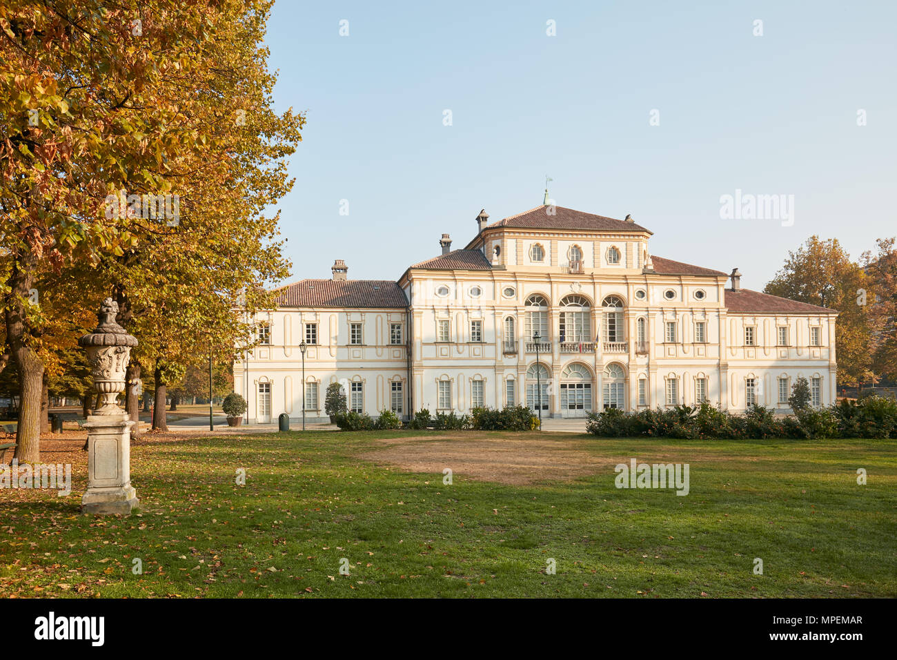 Barocke Tesoriera Villa in sonniger Tag mit Wiese und vase Skulptur im Herbst in Turin Stockfoto