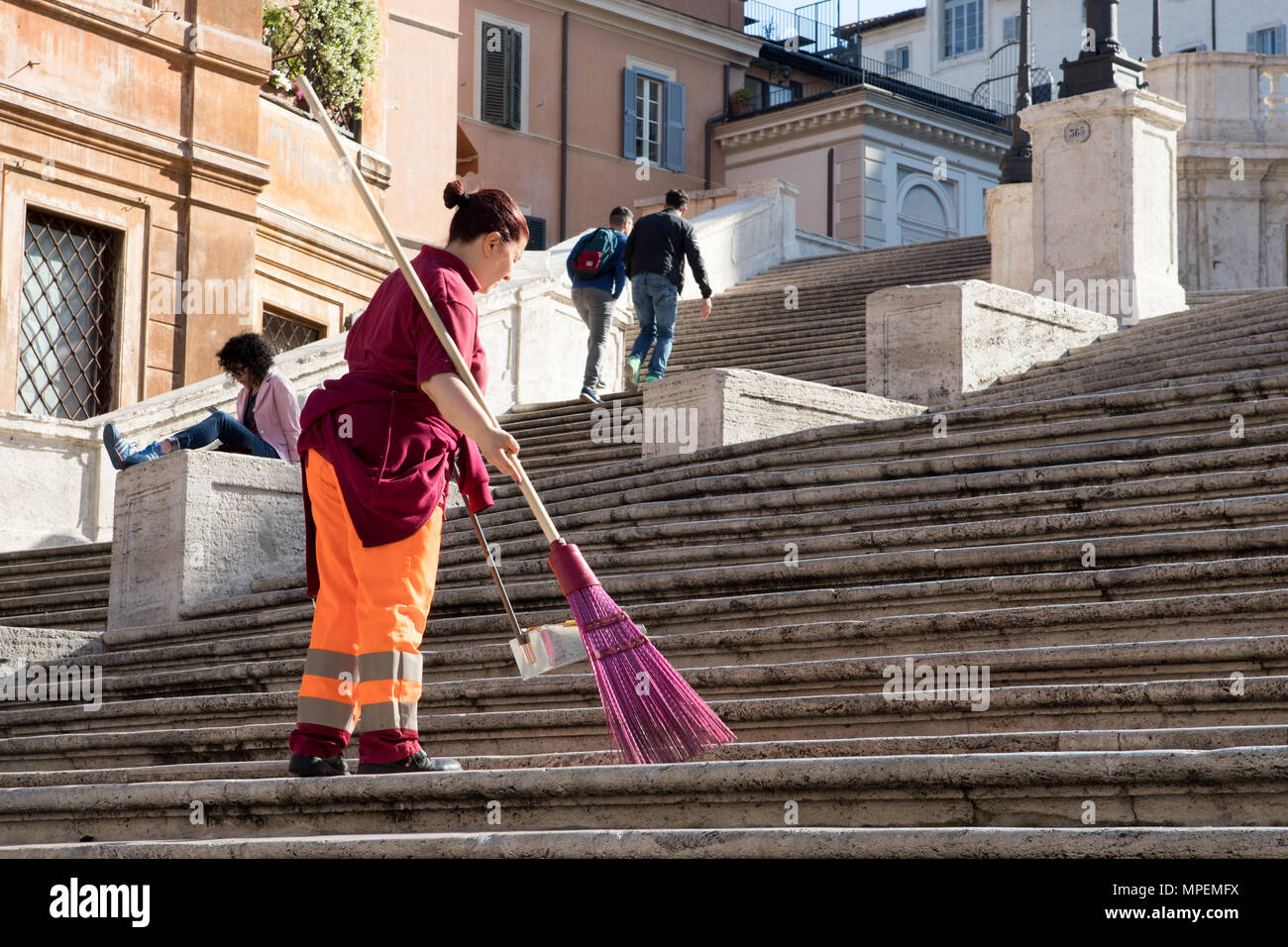 Rom Trinita de Monti, Kommunale clean up Arbeiter Frau AMA Reinigung der Spanischen Treppe. Stockfoto
