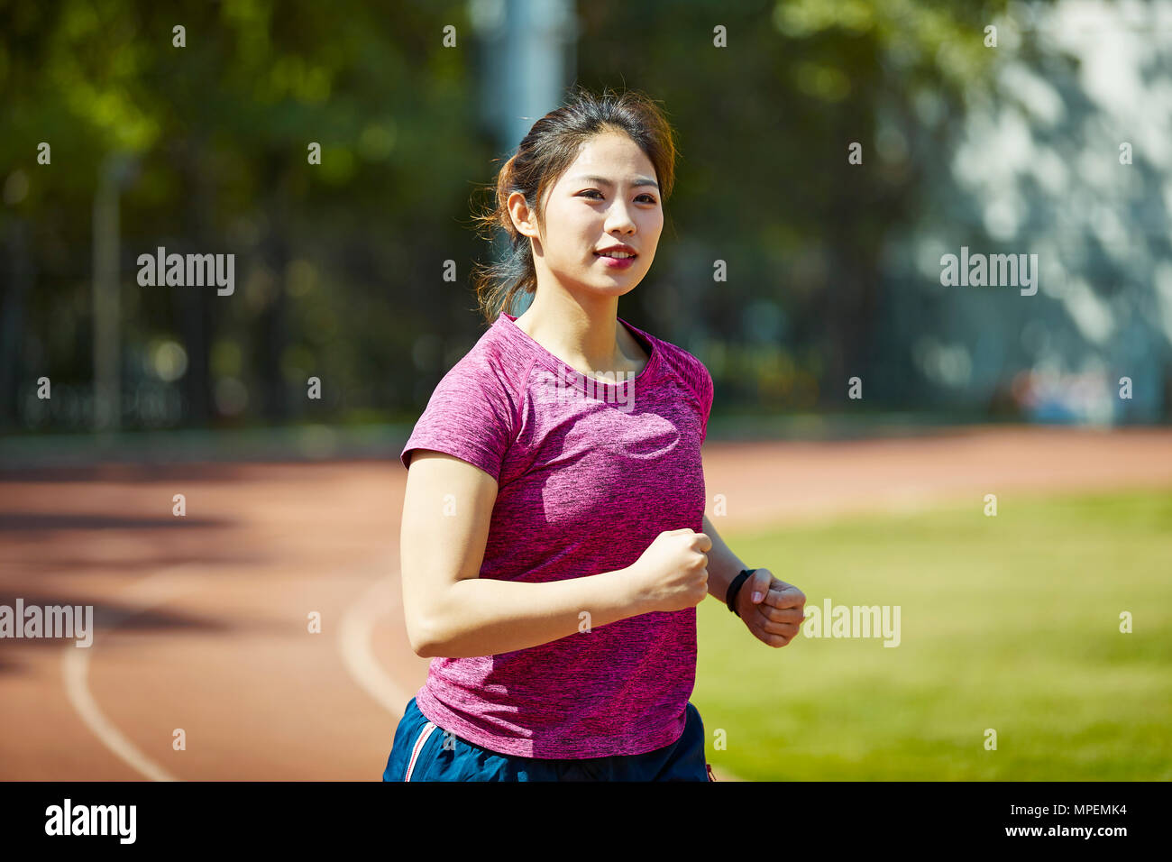 Jungen asiatischen weiblichen Athleten Lauftraining am Anschluss im Freien. Stockfoto