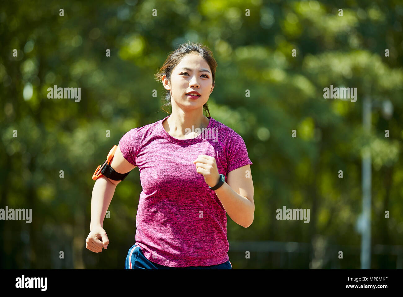 Jungen asiatischen weiblichen Athleten Lauftraining am Anschluss im Freien. Stockfoto