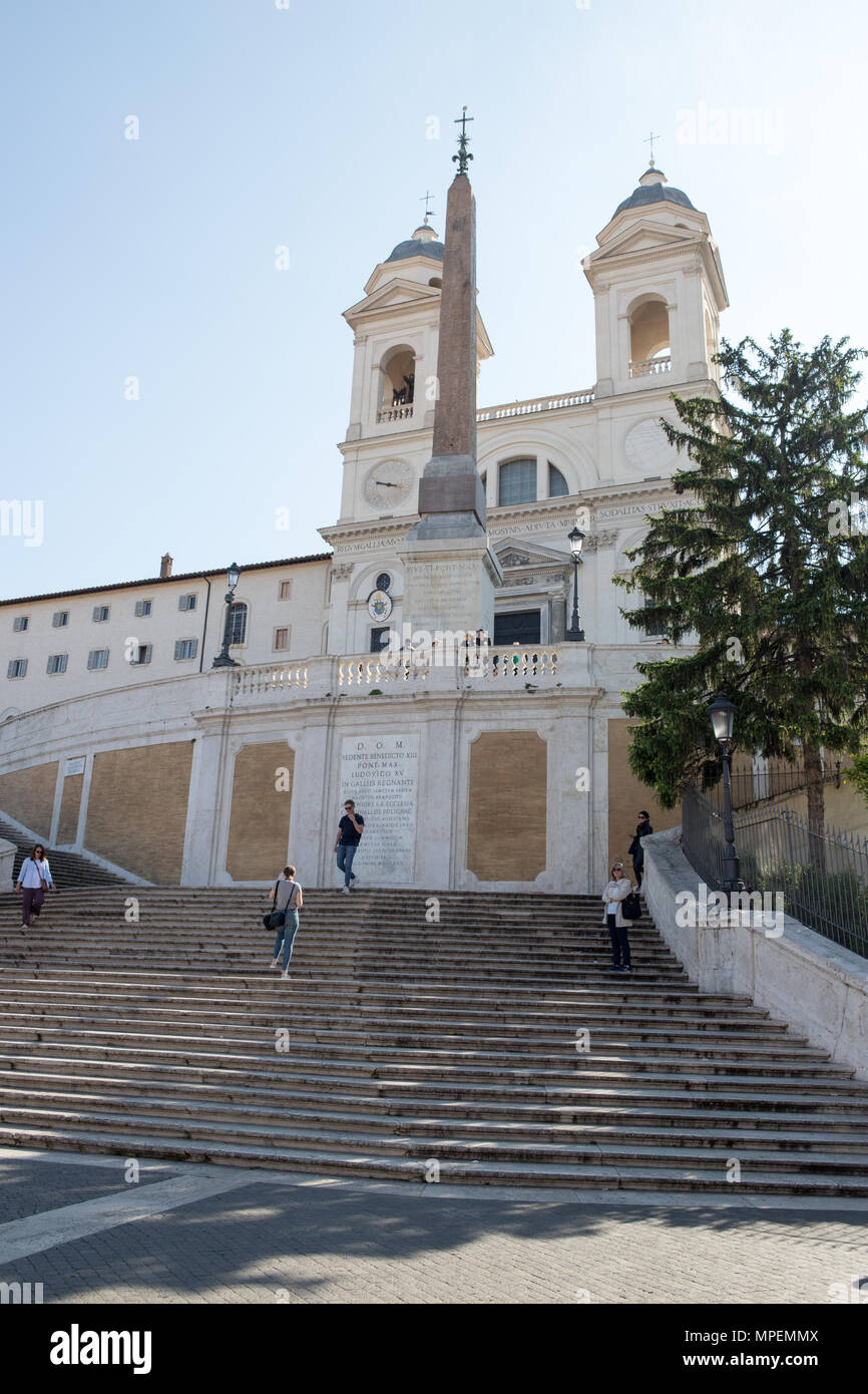 Rom Trinita de Monti, Touristen auf die Spanische Treppe. Stockfoto