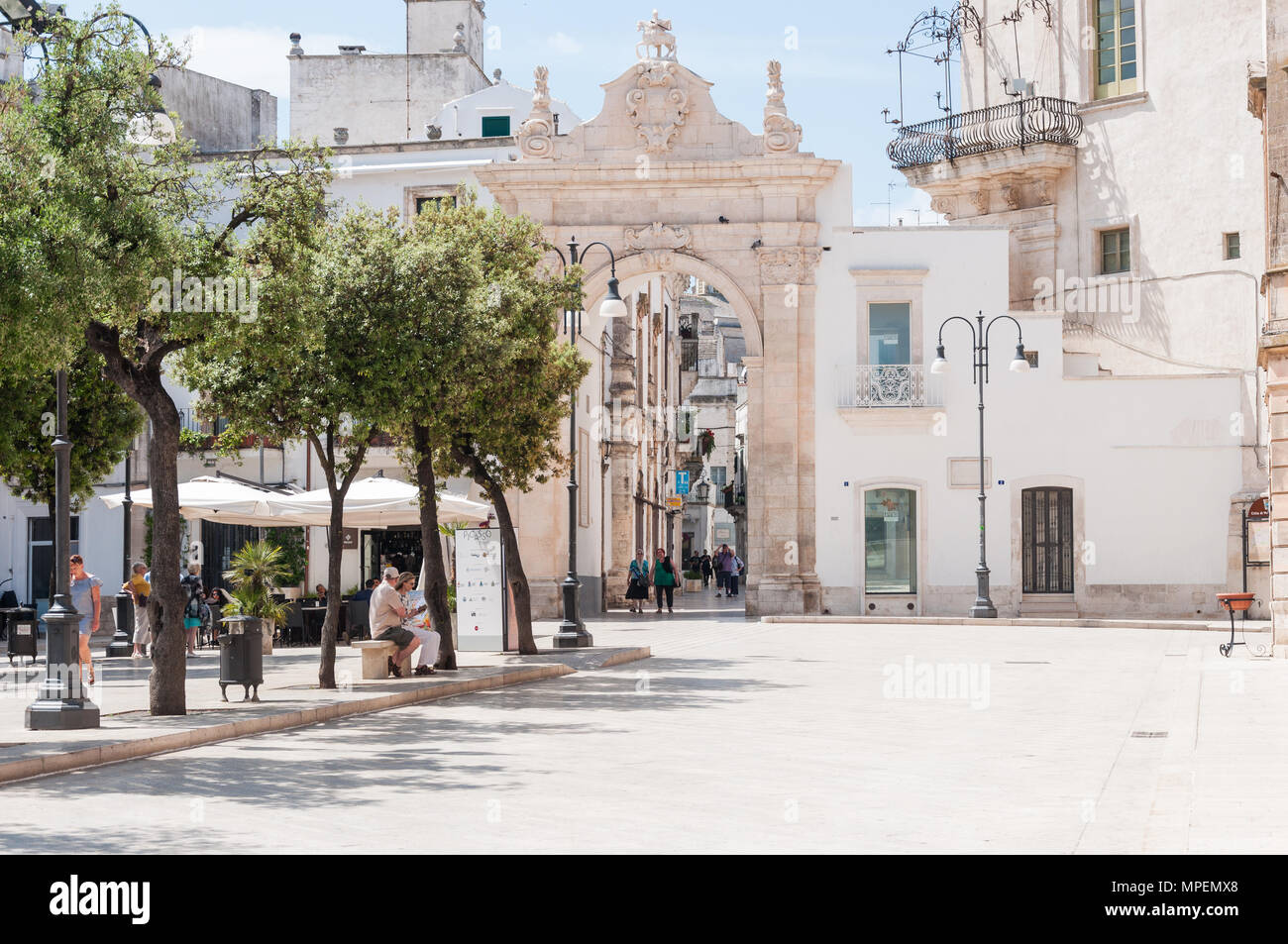 Von der Piazza XX Settembre, die Porta S.Antonio, Gateway in der historischen Barockstadt Martina Franca, Apulien, Italien gesehen. Stockfoto