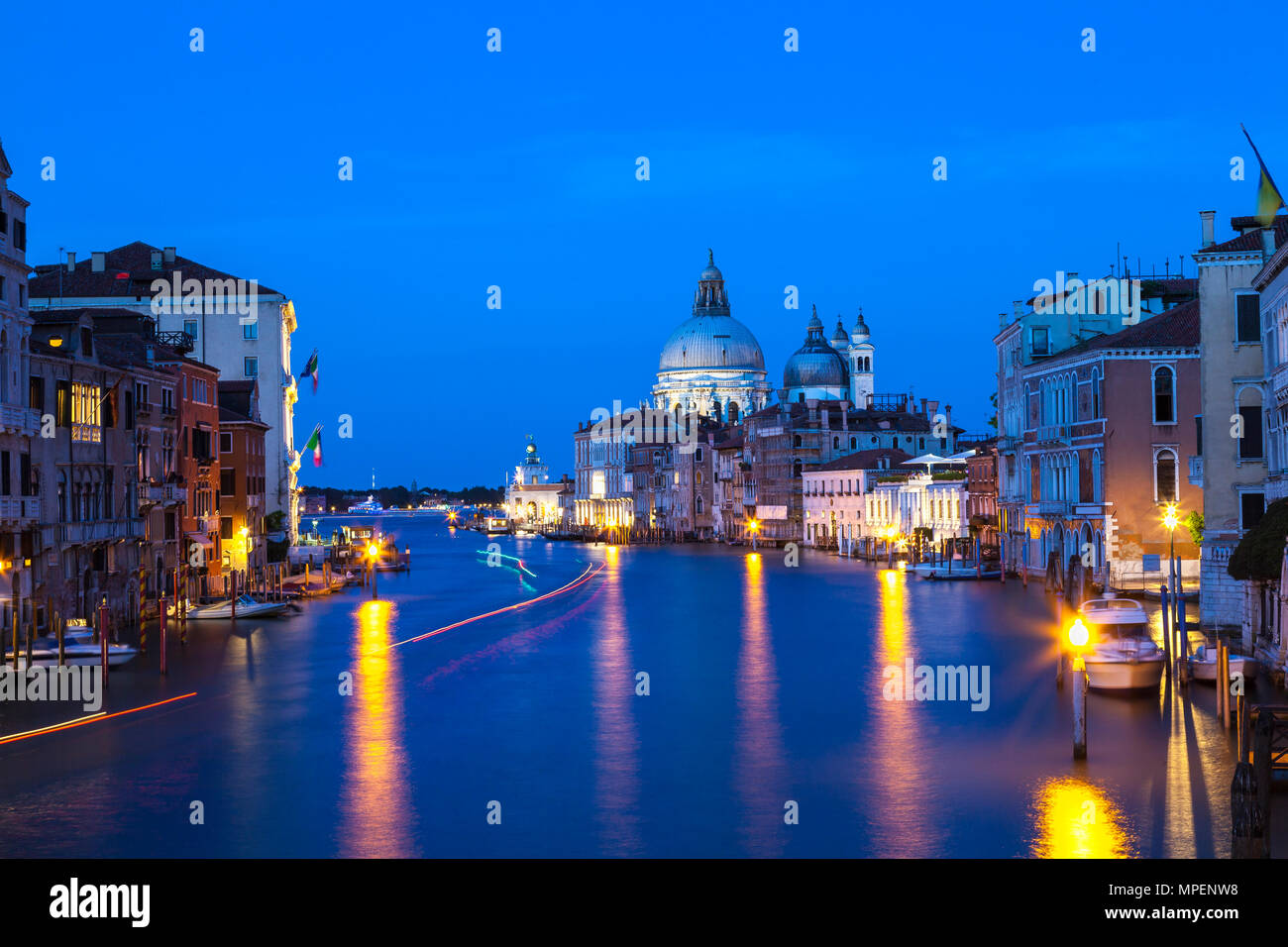 Grand Canal und der Basilika di Santa Maria della Salute bei Dämmerung, blaue Stunde, Dämmerung, Dorsoduro Venedig, Venetien, Italien. Lange Exposition, leichte Wanderwege, lig Stockfoto