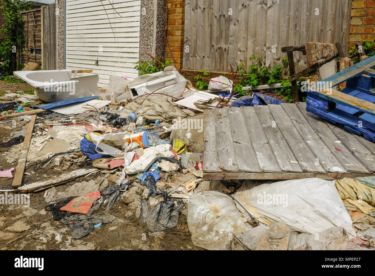 Große Haufen Müll, Verrottung, nachdem er fliegen gekippt und Links in einem städtischen Gasse. Zeigt anti-soziales Verhalten. Stockfoto