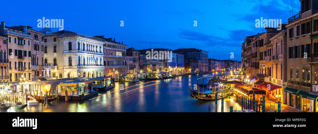 Panorama des Canal Grande an der blauen Stunde von der Rialto Brücke, Venedig, Venetien, Italien mit historischen Palazzi, Gondeln genäht, Touristen in der vap Stockfoto