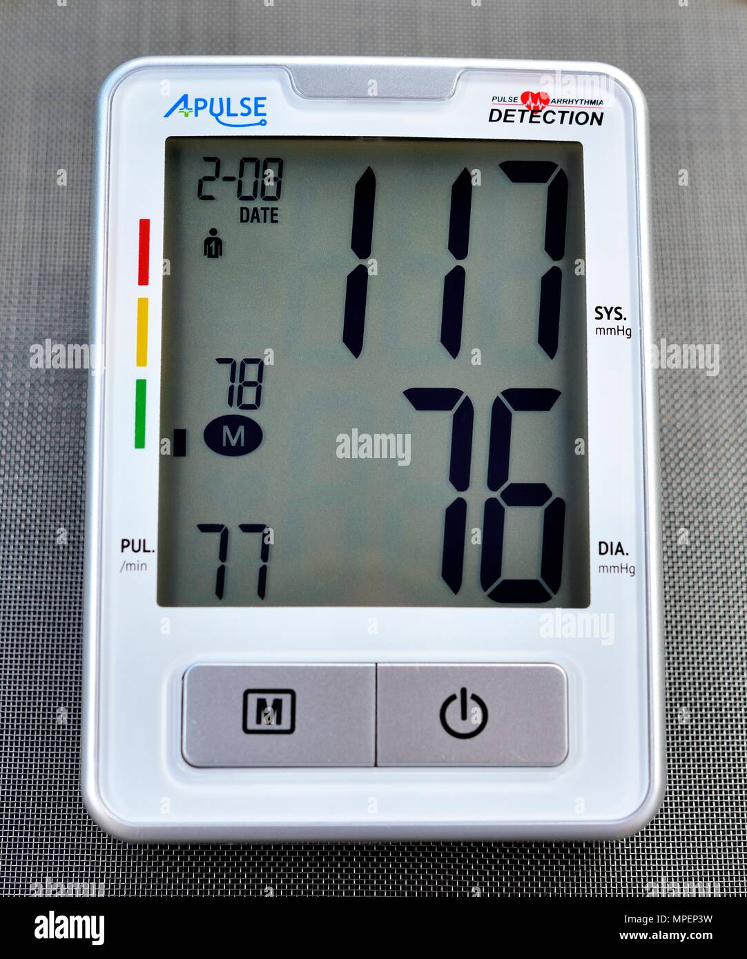 Oberarm Blutdruckmessgerät Blutdruck 117/76 mmHg Stockfoto