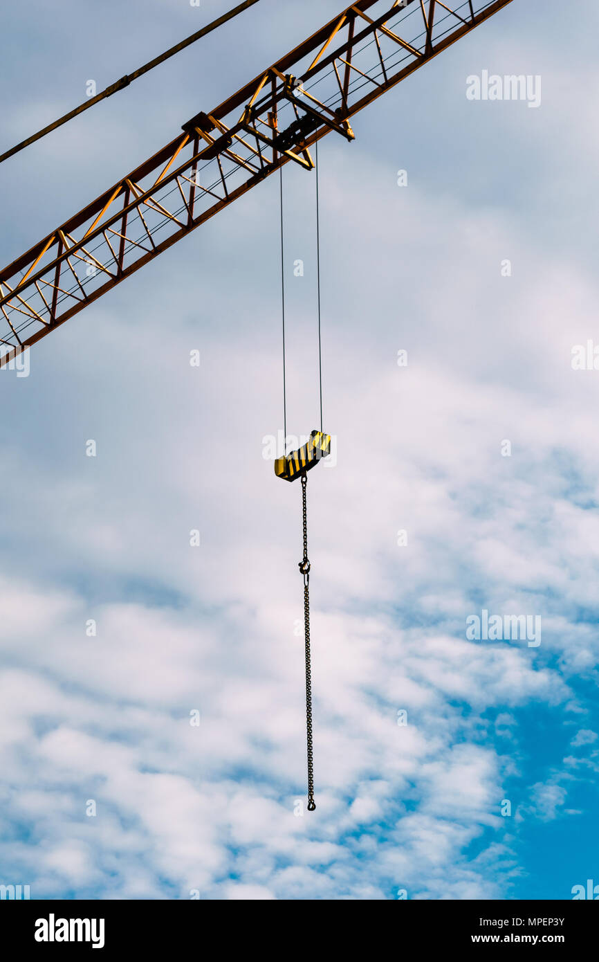 Kranhaken mit Schwarz und Gelb gegen einen bewölkten Himmel Stockfoto