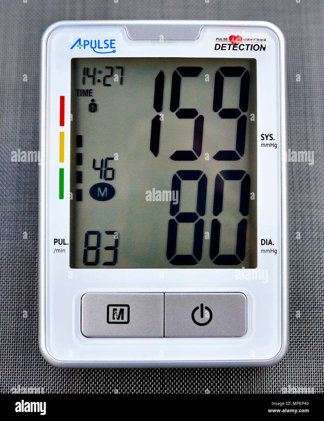 Oberarm Blutdruckmessgerät Blutdruck 159/80 mmHg Stockfoto
