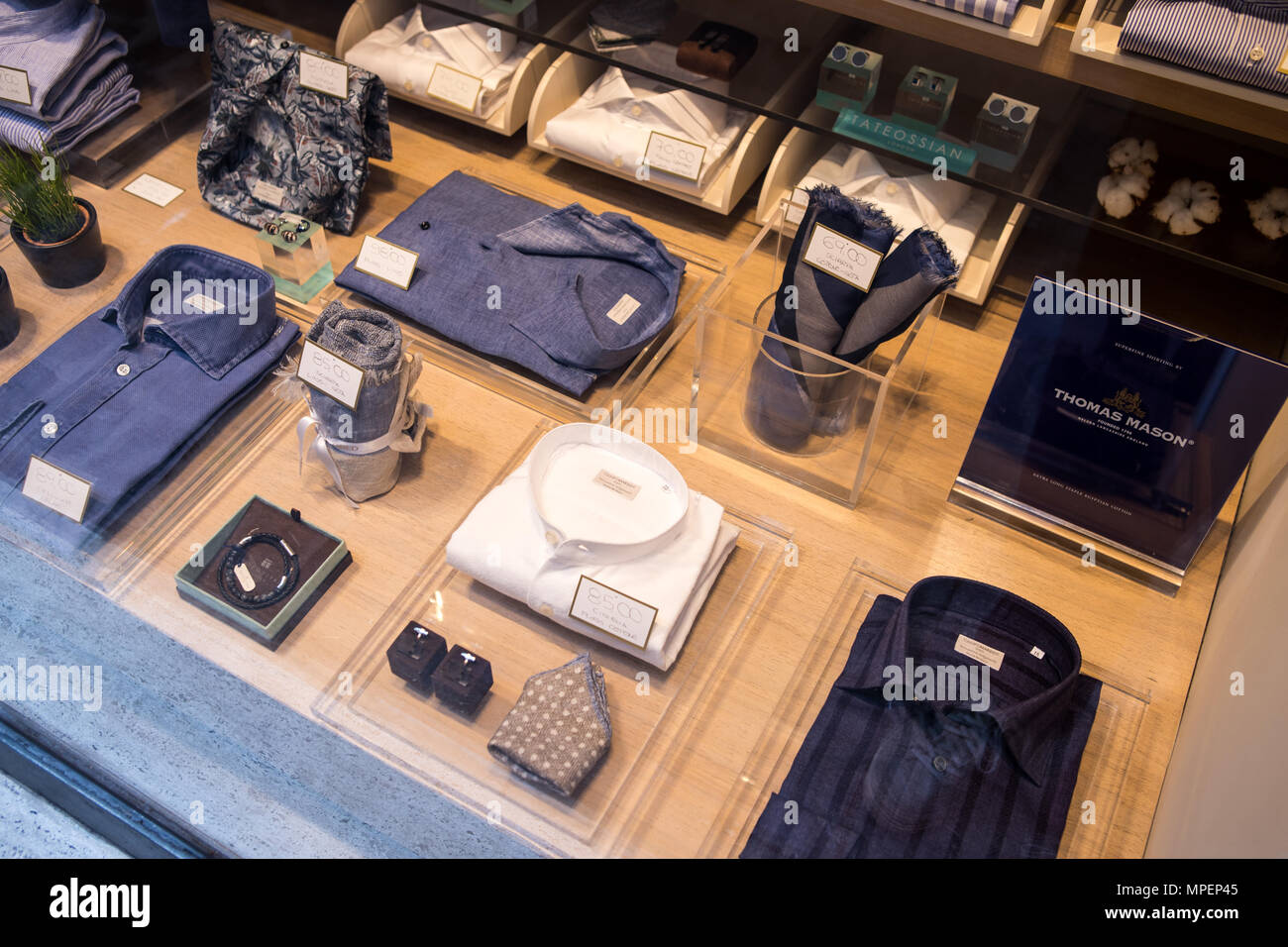 Mode Kleidung angezeigt im Schaufenster in der Via Condotti, Rom, Italien Stockfoto