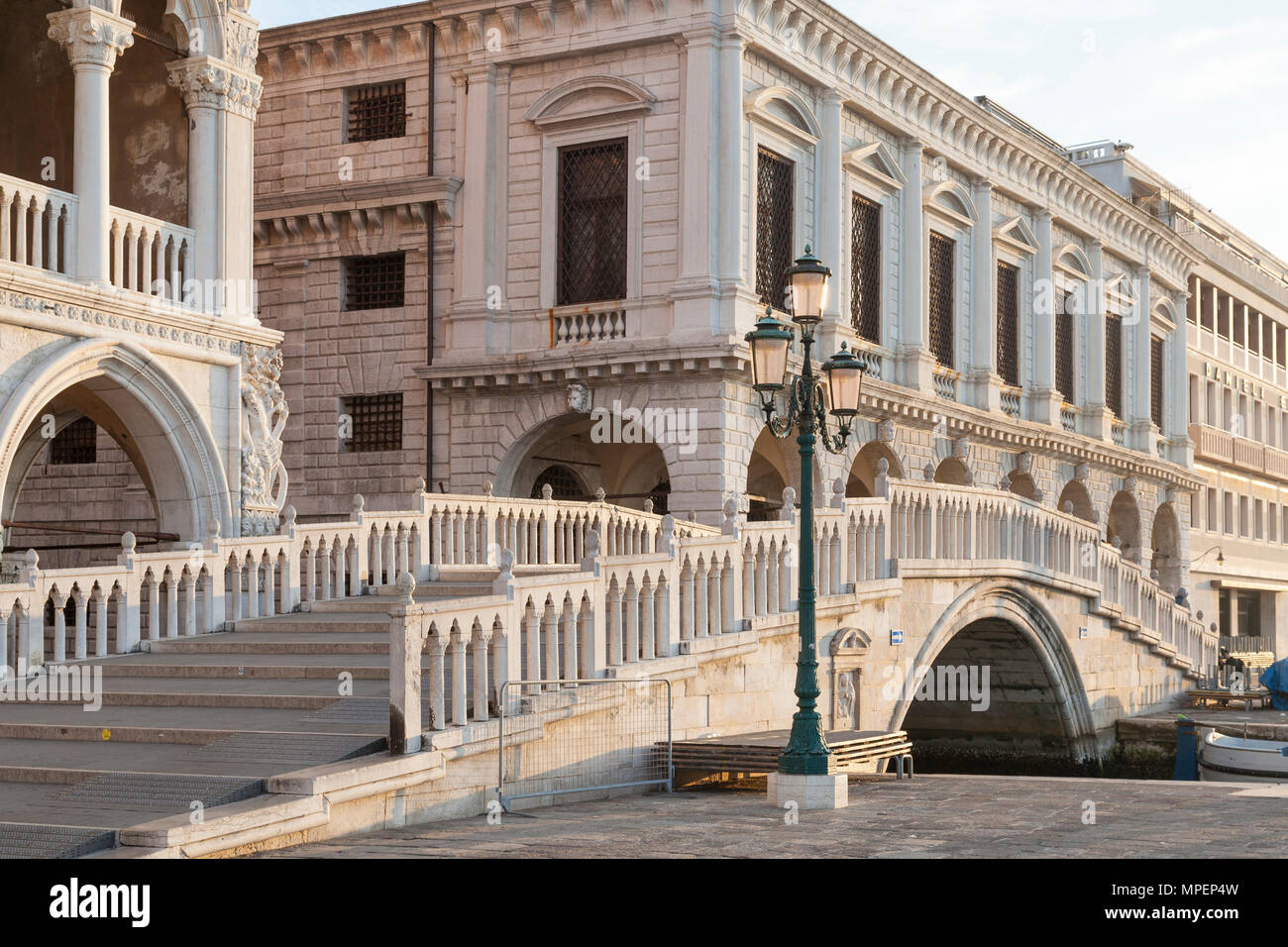 Sonnenaufgang, Dämmerung, über die Ponte della Paglia vor dem Dogenpalast, Riva degli Schiavonni, San Marco, Venedig, Venetien, Italien Stockfoto