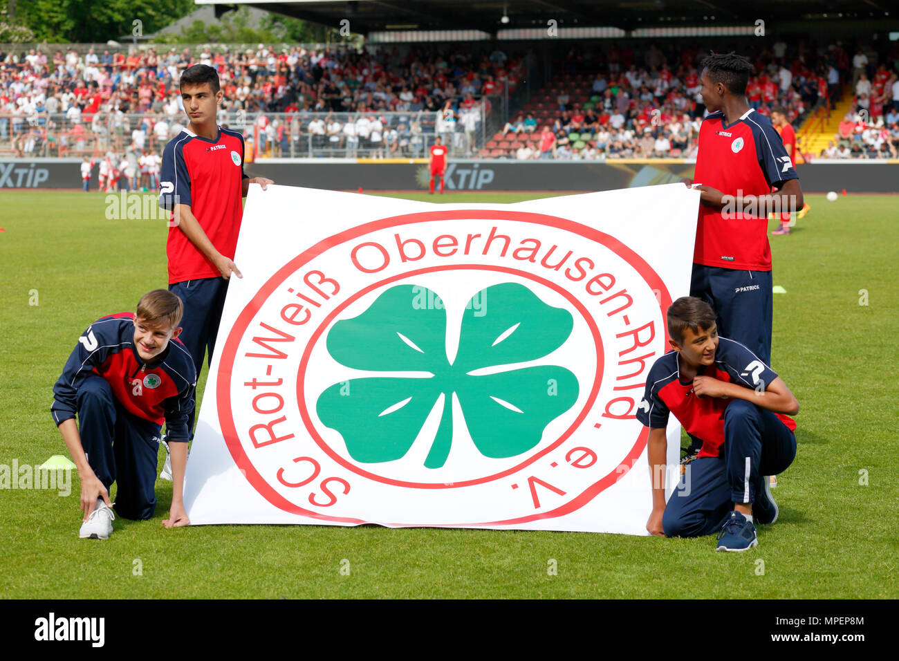 Sport, Fußball, Niederrhein Cup, 2017/2018, Endrunde, Rot-Weiß Oberhausen vs Rot Weiss Essen 2:1, Stadion Niederrhein Oberhausen, vier Jungs präsentieren ein Banner mit dem Club Logo von Rot-Weiß Oberhausen Stockfoto