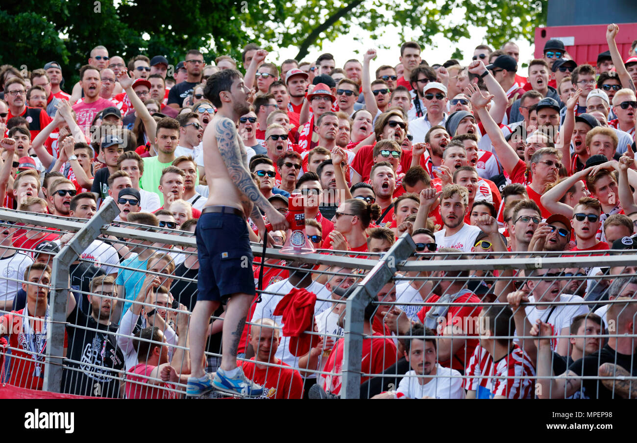 Sport, Fußball, Niederrhein Cup, 2017/2018, Endrunde, Rot-Weiß Oberhausen vs Rot Weiss Essen 2:1, Stadion Niederrhein Oberhausen, RWE Fußball Fans unterstützen das Essener team Stockfoto