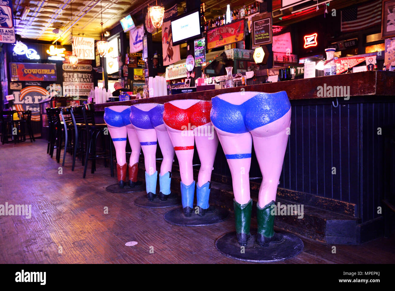 Barhocker in der Form eines can-can tänzerin in der Longhorn Saloon, Stockyards National Historic District, Fort Worth, Texas, USA Stockfoto