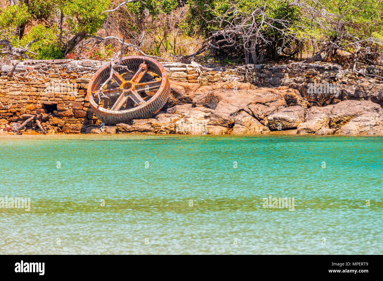 Alten rostigen Steamboat Rad auf Morro Insel. Es ist eine Insel Taboga. Es ist eine vulkanische Insel im Golf von Panama. Es ist eine touristische d Stockfoto
