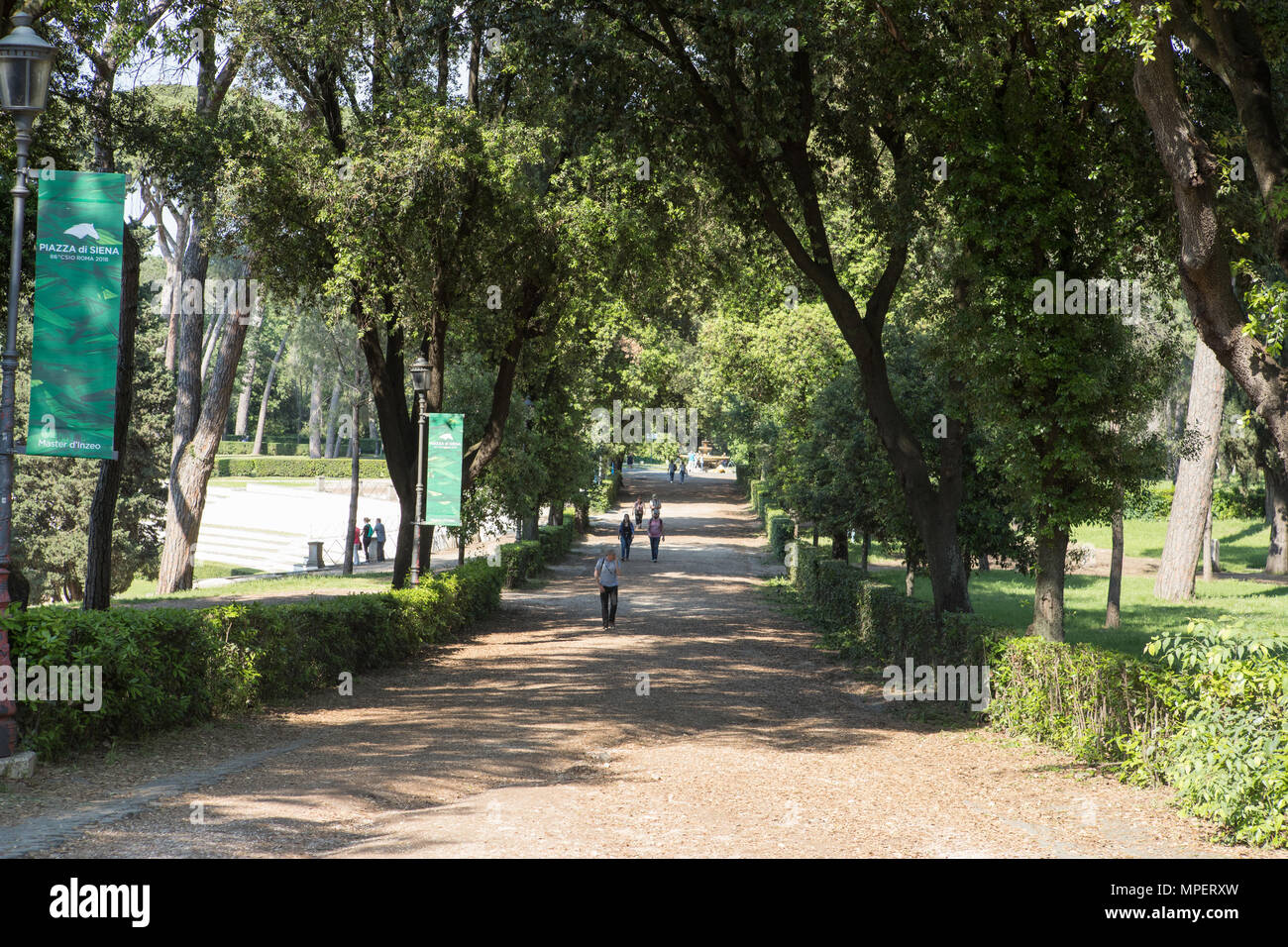 Rom Italien Villa Borghese, Paar auf dem Boot haben schöne entspannte Zeit. Stockfoto