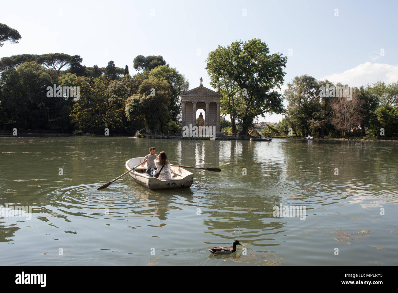Rom Italien Villa Borghese, Paar auf dem Boot haben schöne entspannte Zeit. Stockfoto