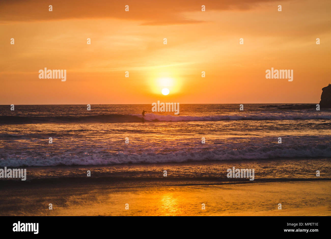 Warmen Sonnenuntergang über dem Pazifischen Ozean und den Strand von Otavalo, Ecuador, ein beliebtes Ziel für Surfer Stockfoto