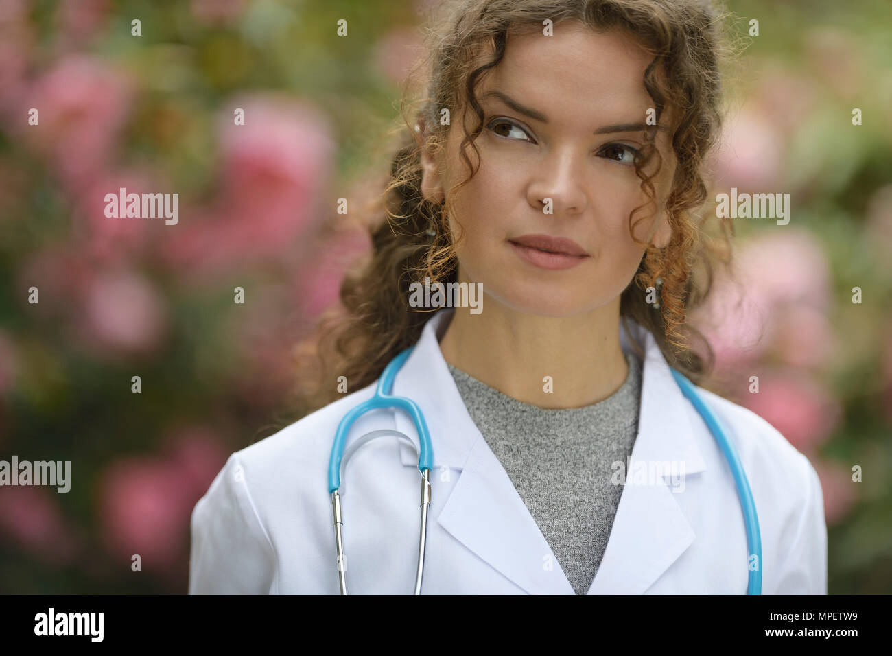 Porträt einer jungen Frau Student der Medizin mit kontemplativen nachdenklichen Blick, wenn man bedenkt, dass eine Karriere in der natürlichen Medizin, Gesundheitswesen, Arzt, Arzt. Stockfoto