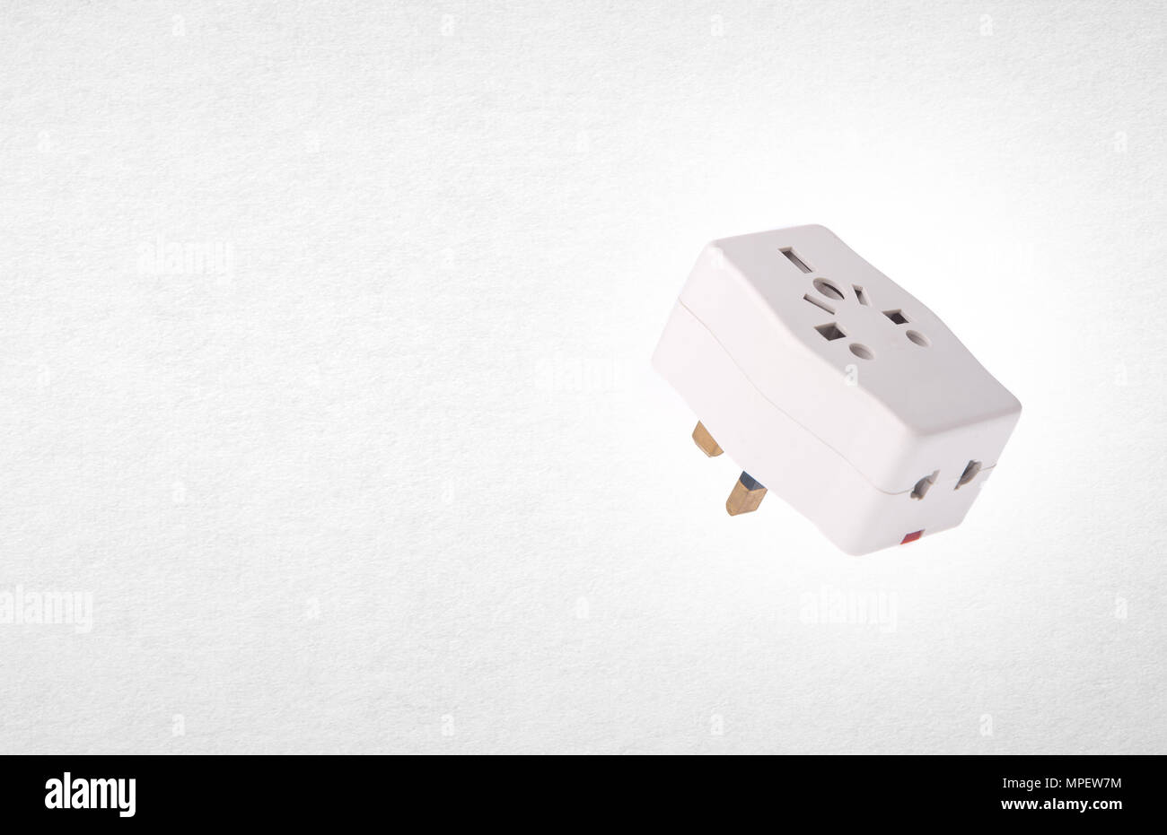 Netzteil oder UK-Adapter auf dem Hintergrund Stockfoto