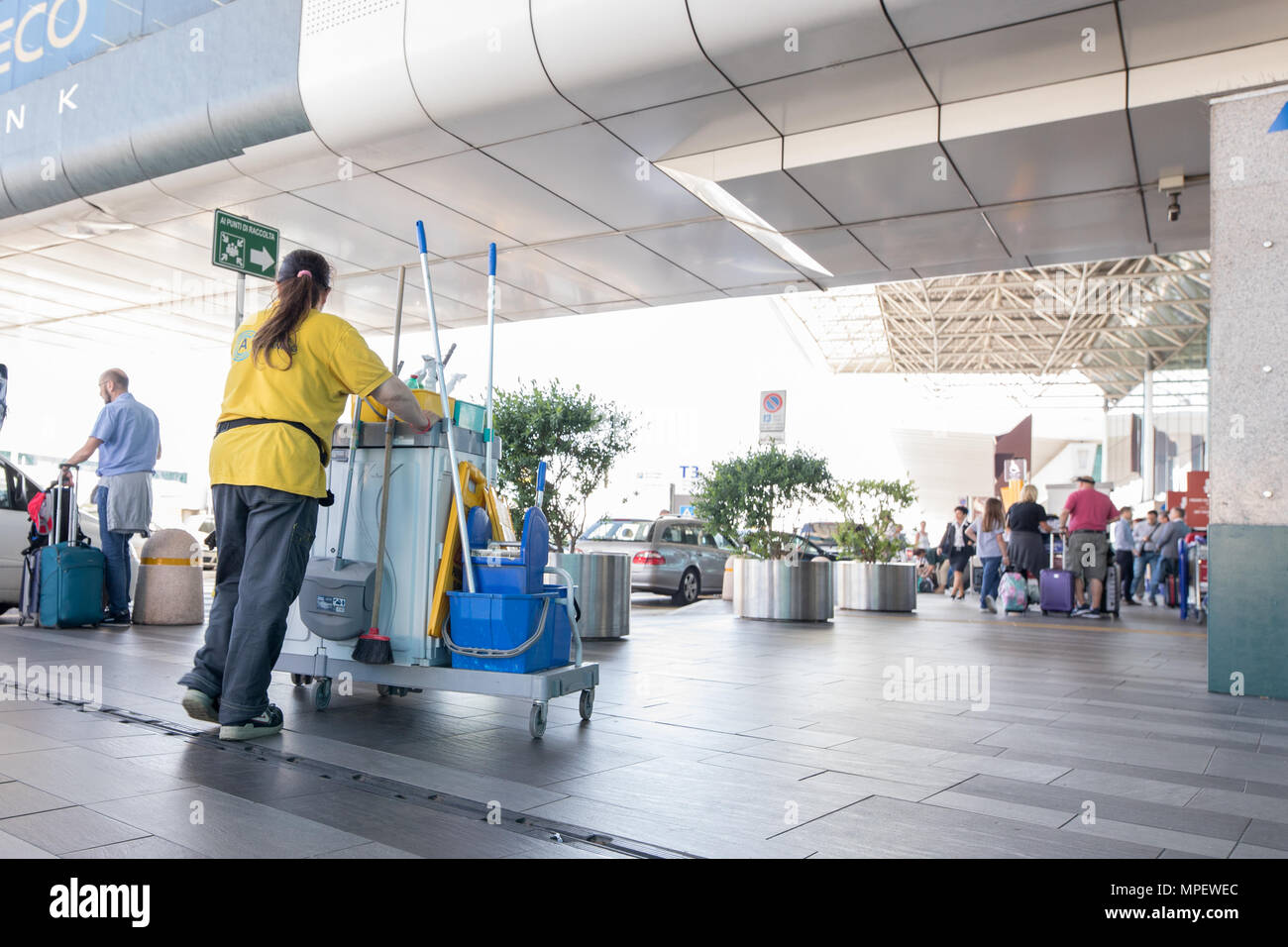 Der Flughafen Rom Fiumicino, Frau drücken Reiniger Reinigung trolley Flughafen, Reinigung Stockfoto