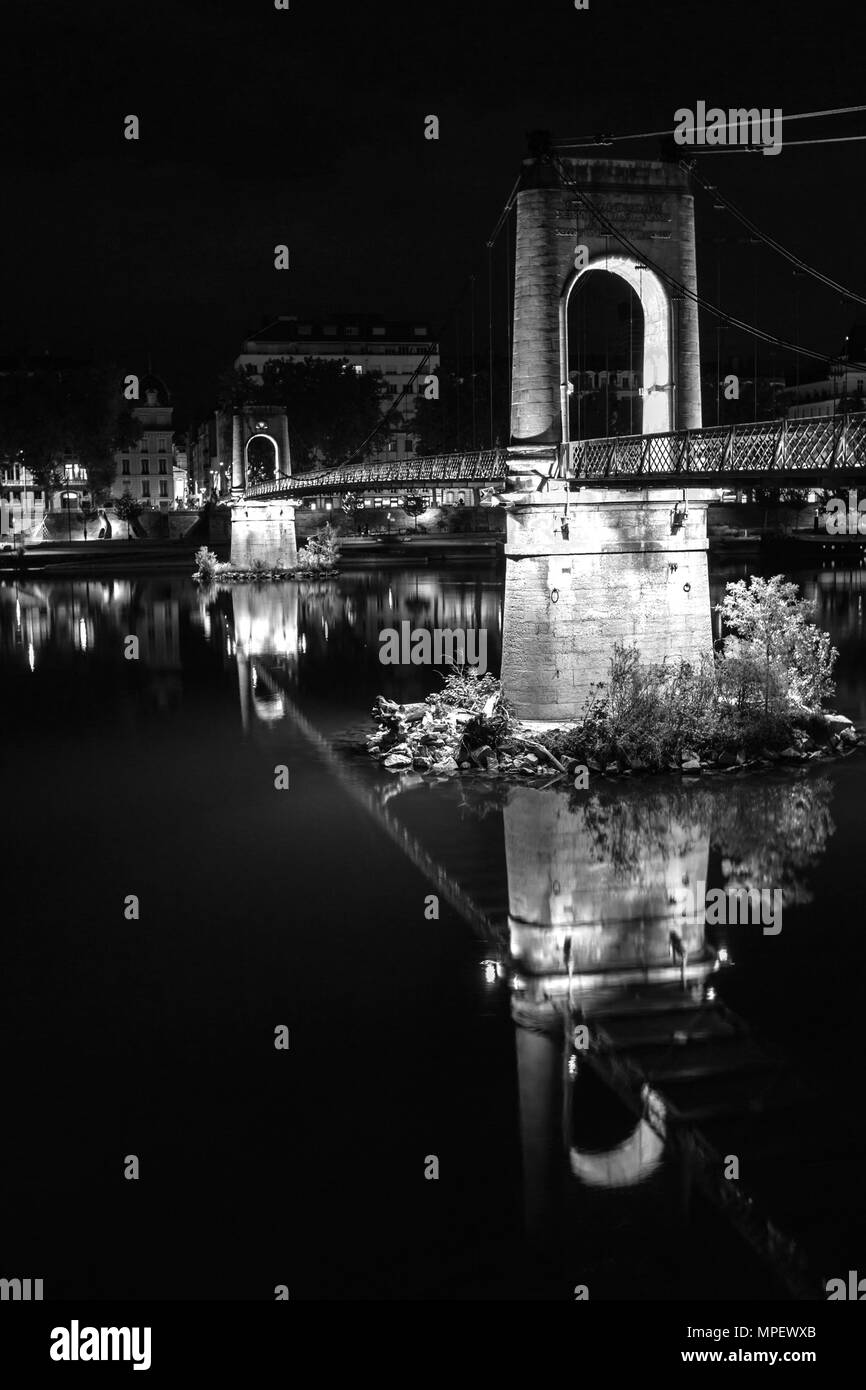 Alten Passerelle du College-Brücke über die Rhône in Lyon, Frankreich in der Nacht Stockfoto