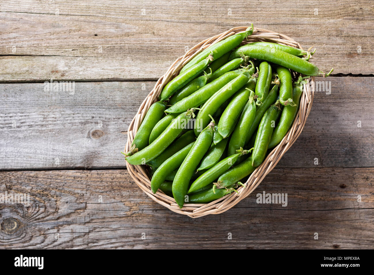 Erbsen in einem Korb Stockfoto