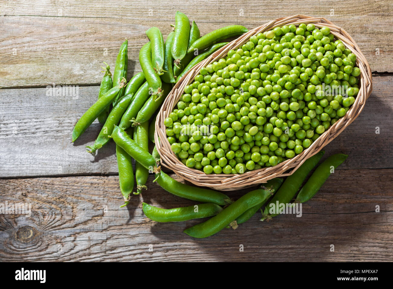 Erbsen in einem Korb Stockfoto