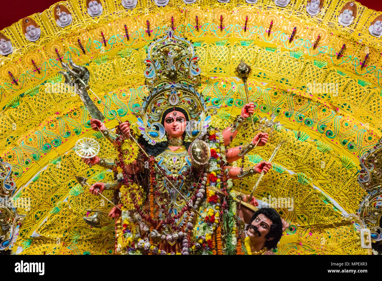 Durga Idol auf Löwe und Asura für Anbetung in Kolkata, Indien. Festival Stockfoto