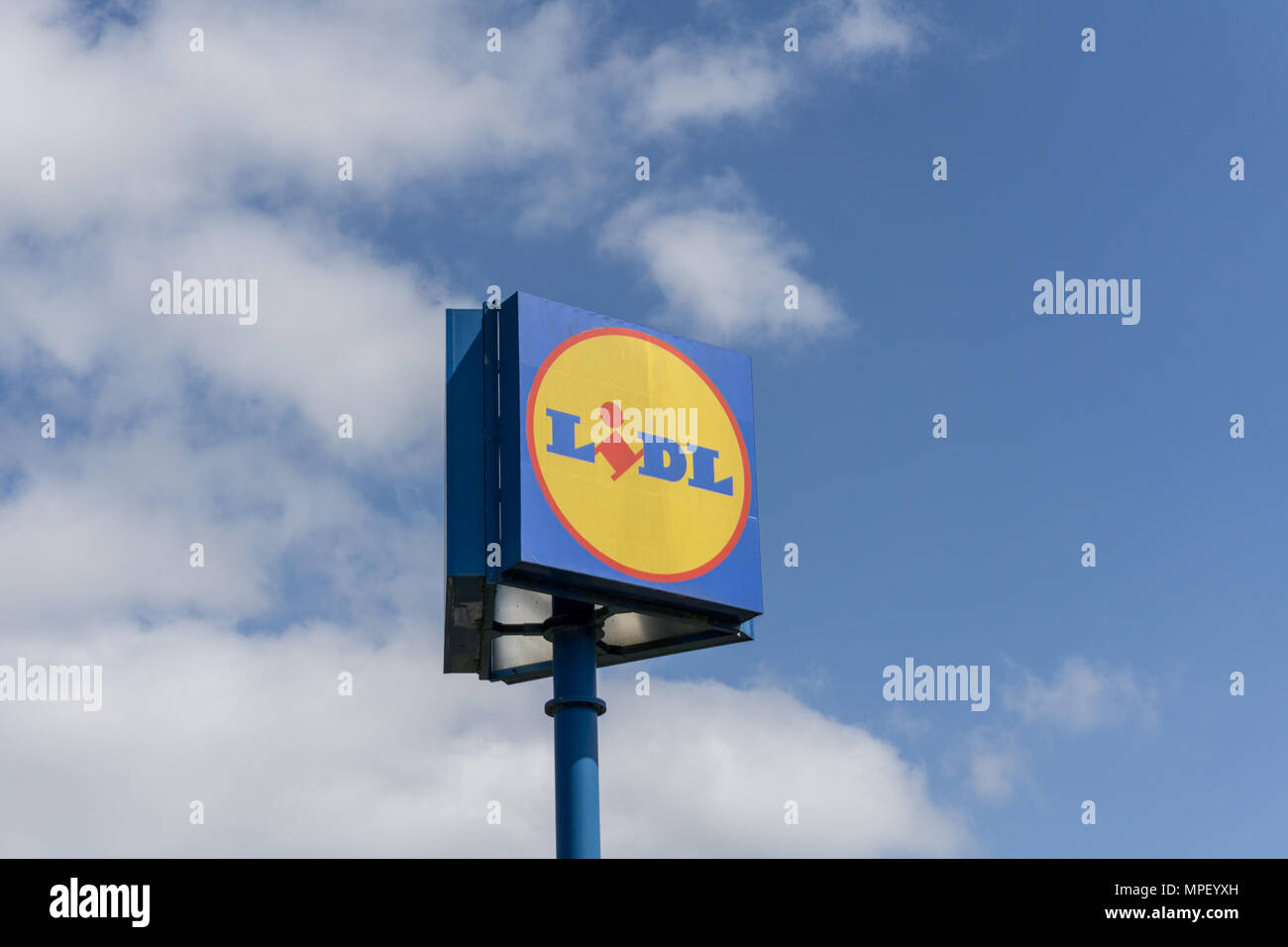 Zeichen für die deutschen Supermarkt Lidl, vor blauem Himmel, Rushden, Northamptonshire, Großbritannien Stockfoto