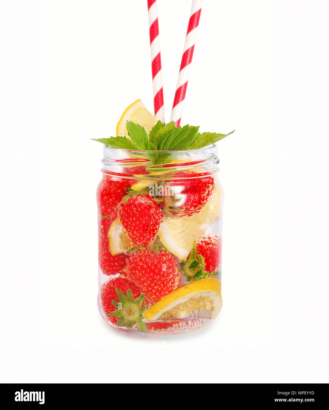 Erdbeer Limonade mit Zitronenscheiben. Getränk im Glas. Hausgemachte Limonade auf weißem Hintergrund. Getränke für eine Partei. Stockfoto