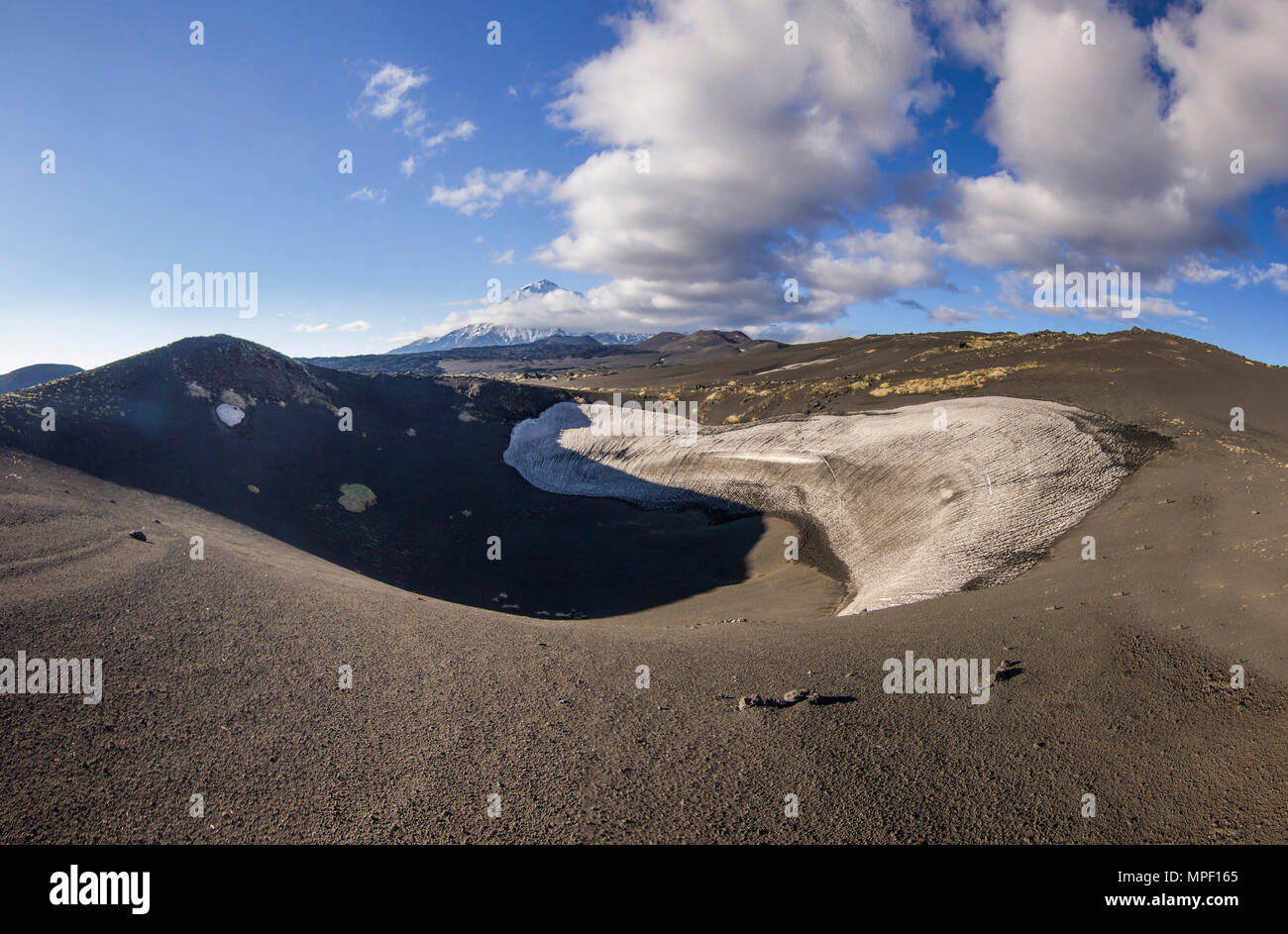 Blick auf Tolbachik Vulkan aus schwarzen vulkanischen Sand mit wenig Vegetation Stockfoto