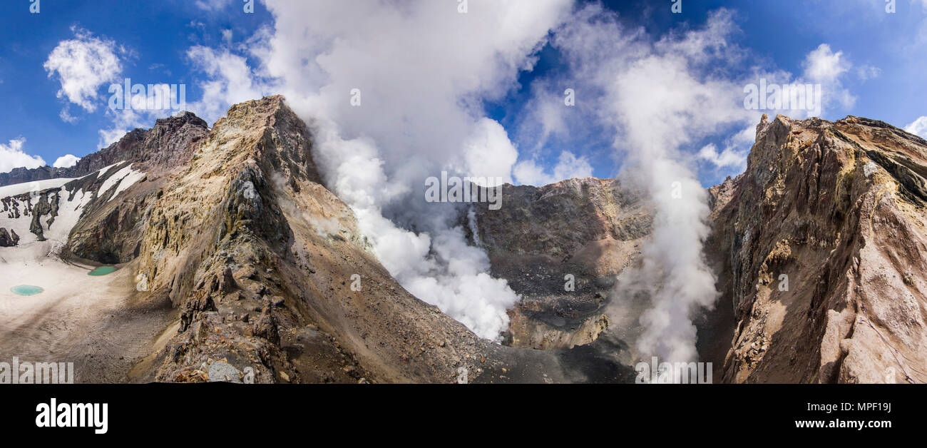 Dampfenden Krater des aktiven Vulkans von Schnee bedeckt Stockfoto