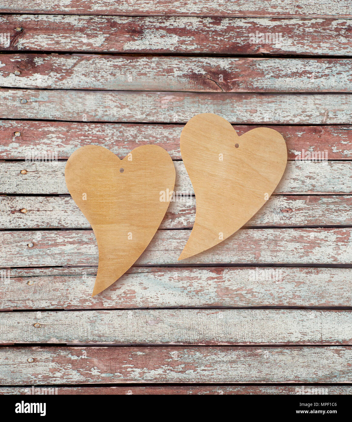 Zwei hölzerne Herz auf einer hölzernen Hintergrund. Ansicht von oben. Valentines Tage. Liebe Symbol. Grußkarte. Vintage Style. Grußkarte. Stockfoto