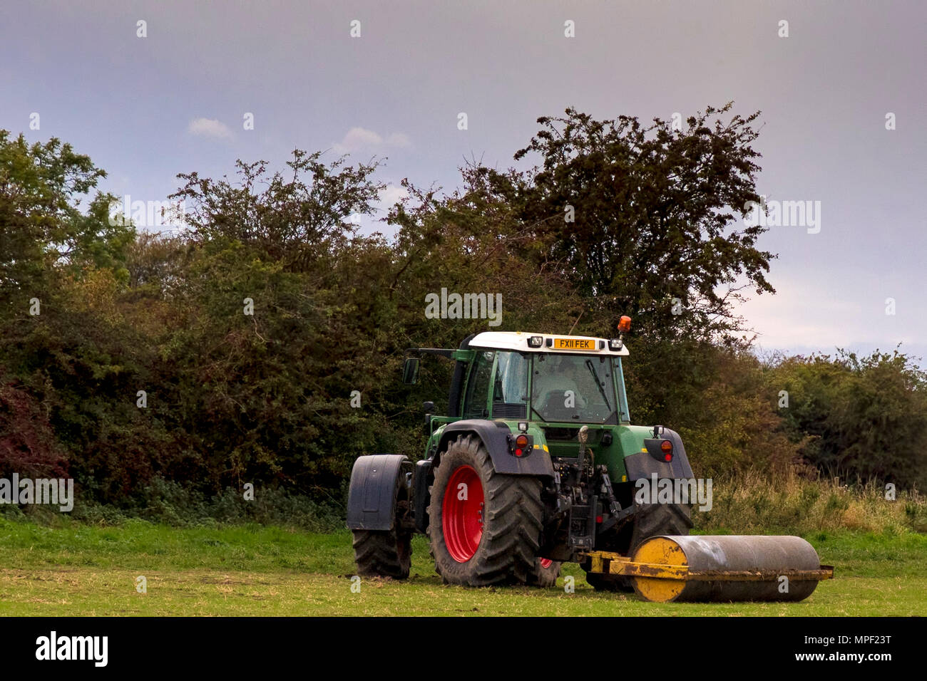 Traktor und Roller arbeiten auf einem Bauernhof im Stokesley, North Yorkshire, Großbritannien Stockfoto