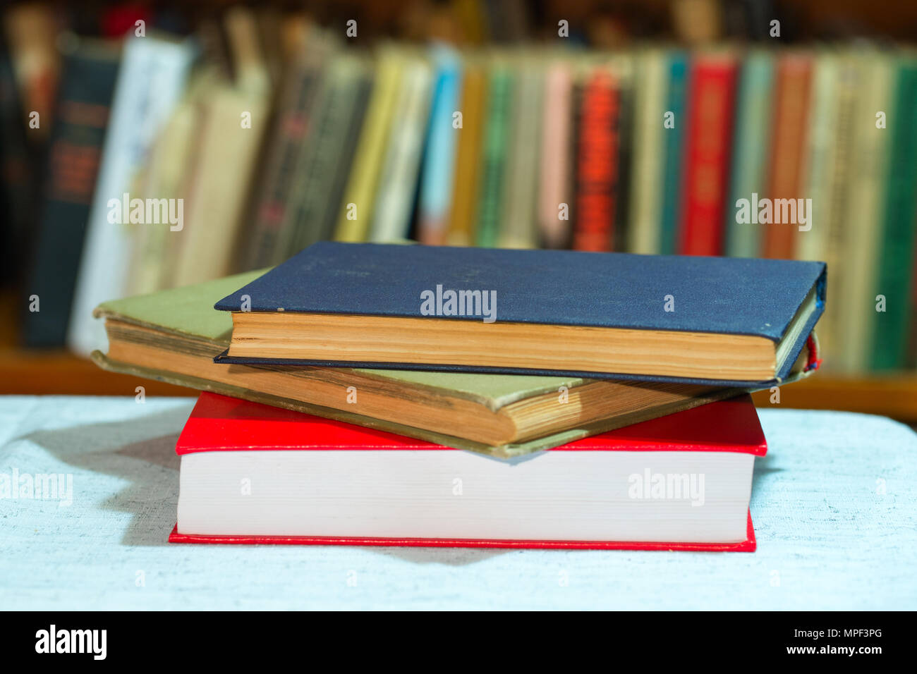 Buch, Stapel von gebundene Bücher auf dem Tisch. Ansicht von oben. Stockfoto