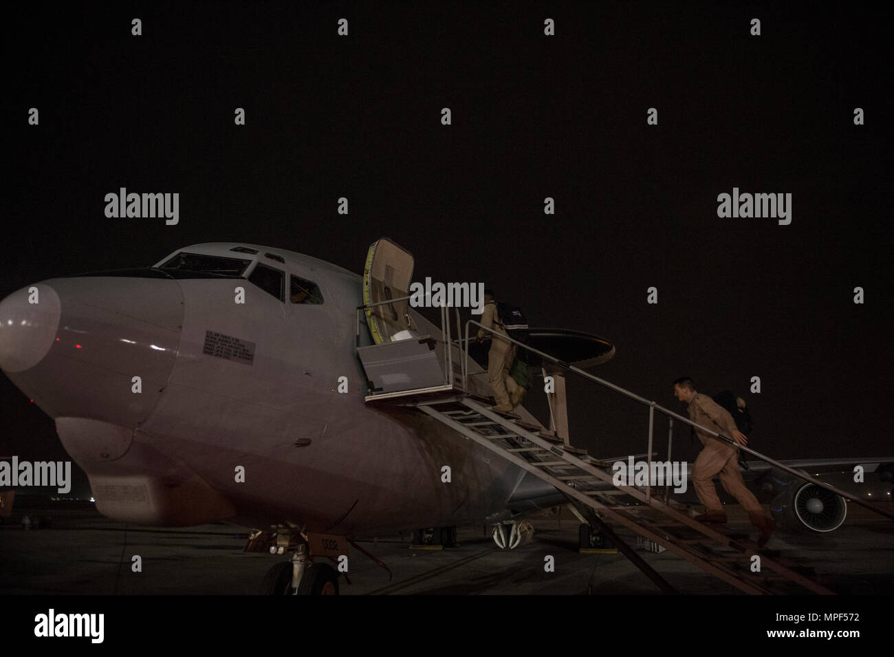 Flieger von der Expeditionary Airborne 968th Air Control Squadron Board eine E-3 Sentry, bevor eine Mission zur Unterstützung einer Combined Joint Task Force - inhärenten Lösen an einem geheimen Ort im Südwesten Asien, 13.02.2017. Die 968Th EAACS bietet All-Wetter taktische Kommando und Kontrolle, Aufklärung und Überwachung mit den Kommandanten der US-amerikanischen und NATO-Streitkräfte. (U.S. Air Force Foto: Staff Sgt. Matthew B. Fredericks) Stockfoto