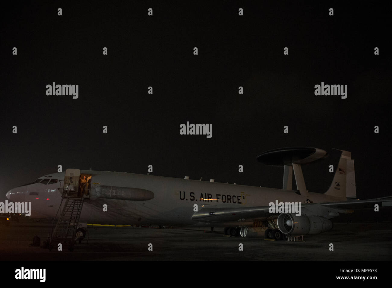 Ein Expeditionary Airborne 968th Air Control Squadron E-3 Sentry aircrew Mitglied bereitet sich auf den Start vor einer Mission zur Unterstützung einer Combined Joint Task Force - inhärenten Lösen an einem geheimen Ort im Südwesten Asien, 13.02.2017. Die 968Th EAACS bietet All-Wetter taktische Kommando und Kontrolle, Aufklärung und Überwachung mit den Kommandanten der US-amerikanischen und NATO-Streitkräfte. (U.S. Air Force Foto: Staff Sgt. Matthew B. Fredericks) Stockfoto