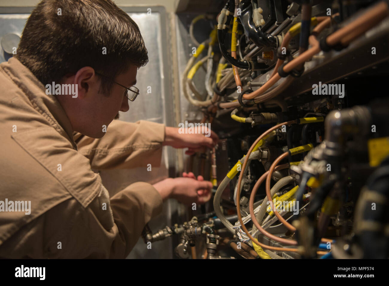 Us Air Force Senior Airman Brock, Hileman Expeditionary Airborne 968th Air Control Squadron Communications Technician, führt In-flight radio Wartung und Reparatur während einer Mission zur Unterstützung einer Combined Joint Task Force - inhärenten Lösen 13.02.2017. Die 968Th EAACS bietet All-Wetter taktische Kommando und Kontrolle, Aufklärung und Überwachung mit den Kommandanten der US-amerikanischen und NATO-Streitkräfte. (U.S. Air Force Foto: Staff Sgt. Matthew B. Fredericks) Stockfoto