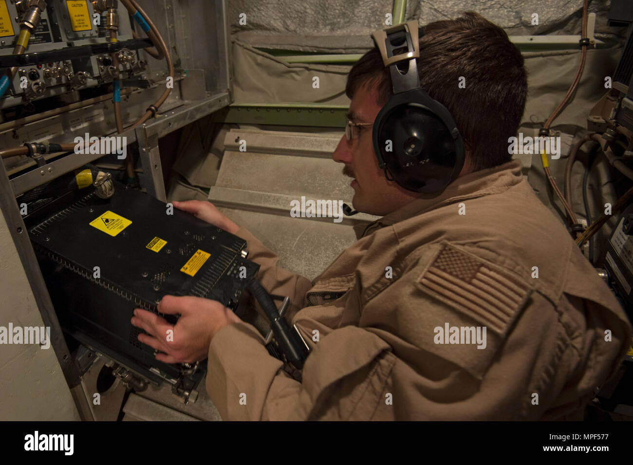 Us Air Force Senior Airman Brock, Hileman Expeditionary Airborne 968th Air Control Squadron Communications Technician, führt In-flight radio Wartung und Reparatur während einer Mission zur Unterstützung einer Combined Joint Task Force - inhärenten Lösen 13.02.2017. Die 968Th EAACS bietet All-Wetter taktische Kommando und Kontrolle, Aufklärung und Überwachung mit den Kommandanten der US-amerikanischen und NATO-Streitkräfte. (U.S. Air Force Foto: Staff Sgt. Matthew B. Fredericks) Stockfoto