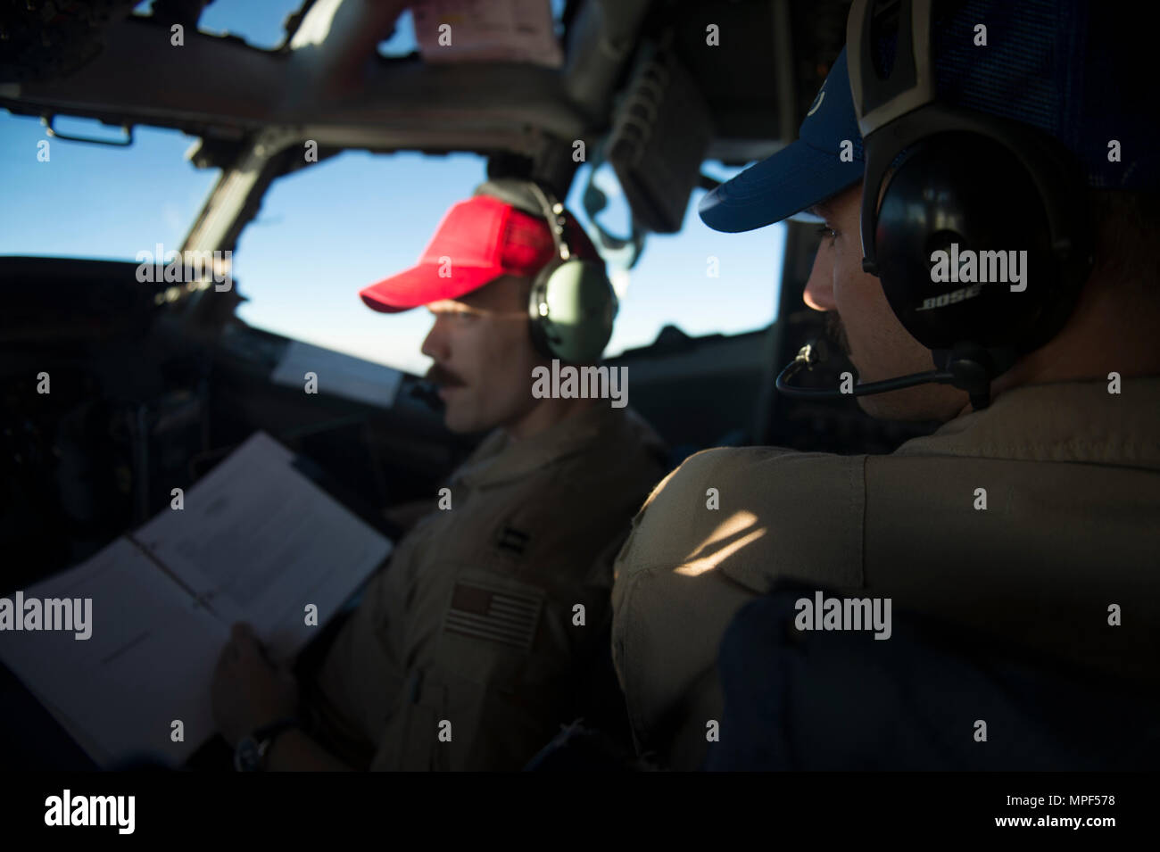 Aircrew Mitglieder an Bord einer Expeditionary Airborne 968th Air Control Squadron E-3 Sentry während einer Mission zur Unterstützung einer Combined Joint Task Force - inhärenten Lösen 13.02.2017 kommunizieren. Die 968Th EAACS bietet All-Wetter taktische Kommando und Kontrolle, Aufklärung und Überwachung mit den Kommandanten der US-amerikanischen und NATO-Streitkräfte. (U.S. Air Force Foto: Staff Sgt. Matthew B. Fredericks) Stockfoto