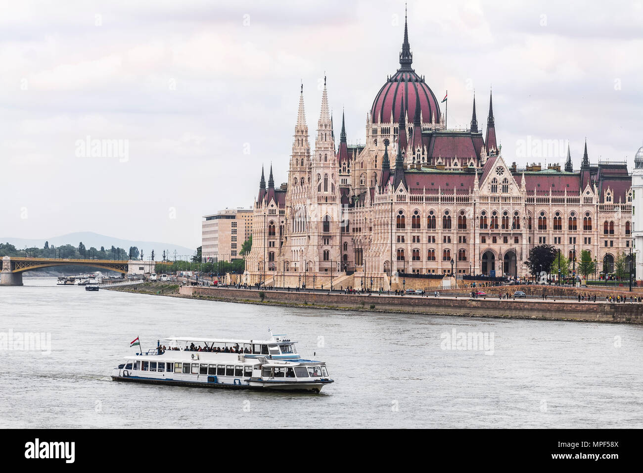 Ungarischen Parlament auf der Donau und ein Vergnügen, das Boot auf dem Fluss. Budapest. Ungarn Stockfoto