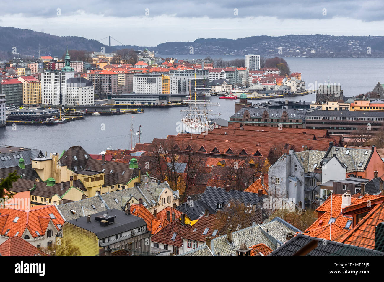 Blick auf die Bucht und den Hafen von der Anhöhe in der Stadt Bergen. Norwegen Stockfoto