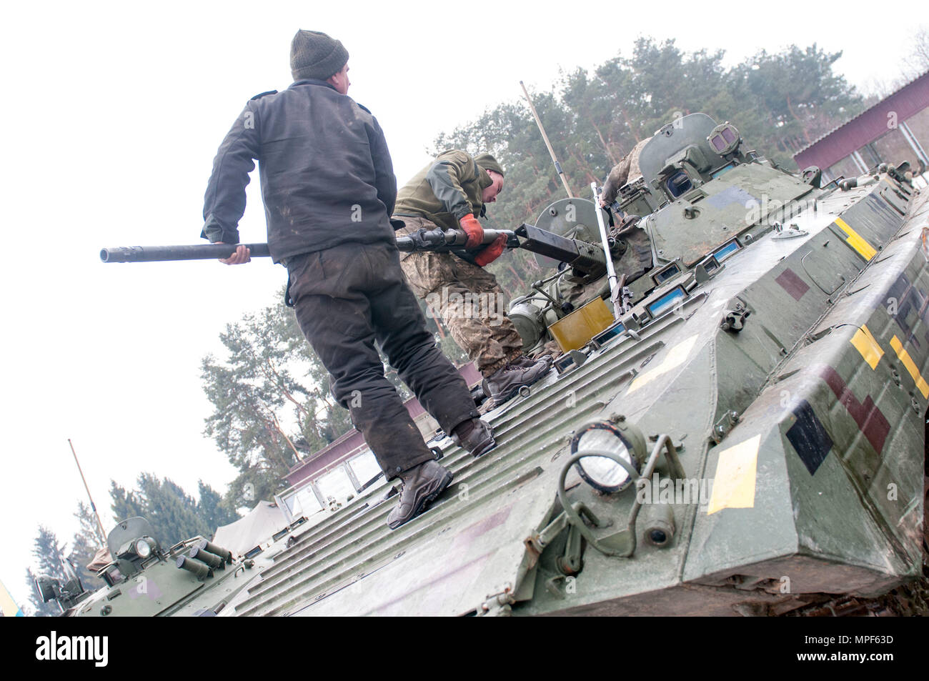 Ukrainische Armee Soldaten bringen Sie die 30-mm-Zylinder Ihrer BMP-2 gepanzertes Fahrzeug, bevor Sie auf eine schießwesen auf der internationalen Friedens und der Sicherheit, in der Nähe der Yavoriv, Ukraine bewegen, am 13.02.17. (Foto von Sgt. Anthony Jones, 45th Infantry Brigade Combat Team) Stockfoto