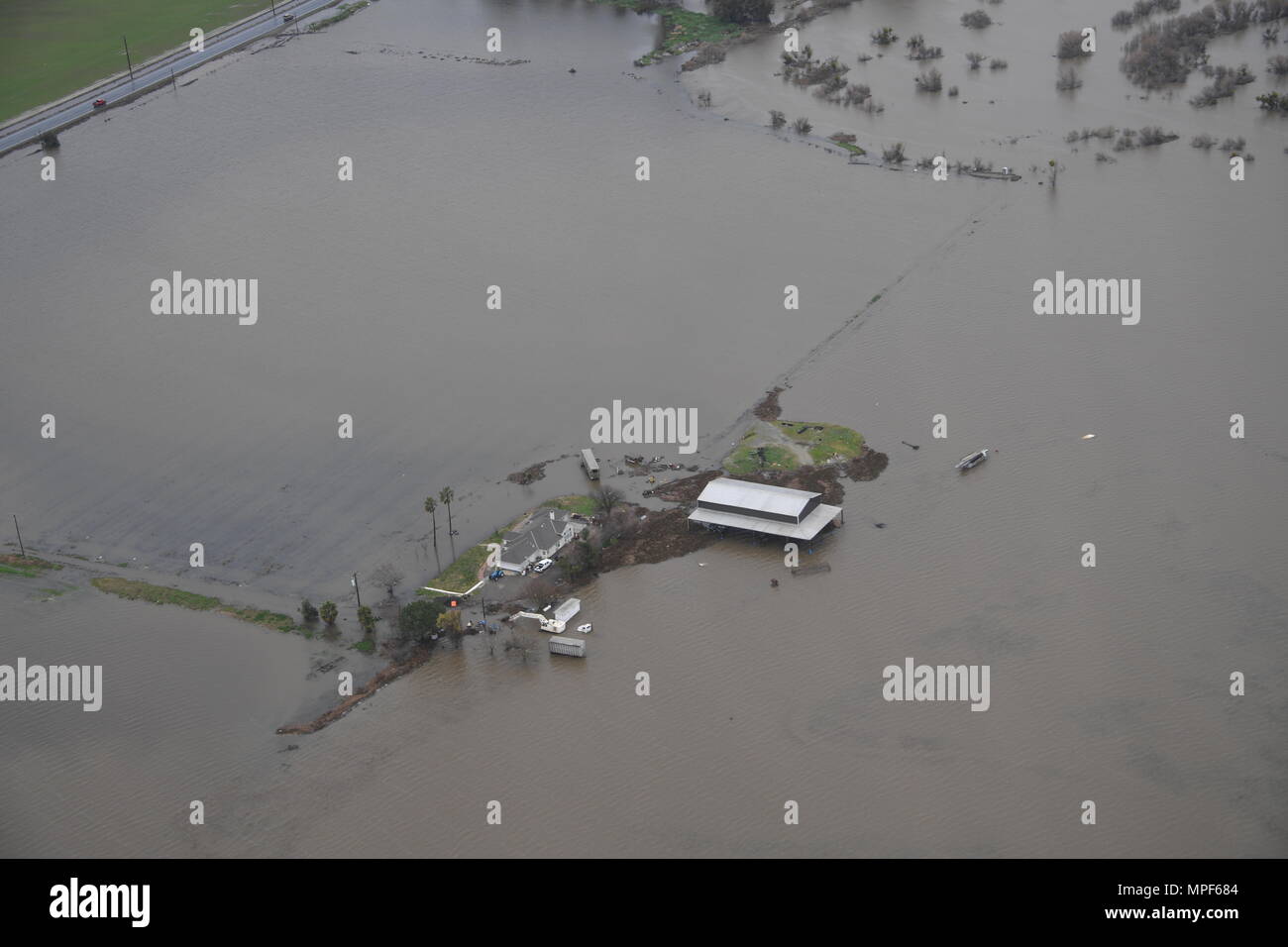 Luftaufnahme von Hochwasserschäden und Bewertung von UH-72Pilotted von Chief Warrant Officer Shaun Hollins und Chief Warrant Officer Scott Englebrick mit Video surveillence durchgeführt von Sergeant First Class Marty Ortiz. Stockfoto