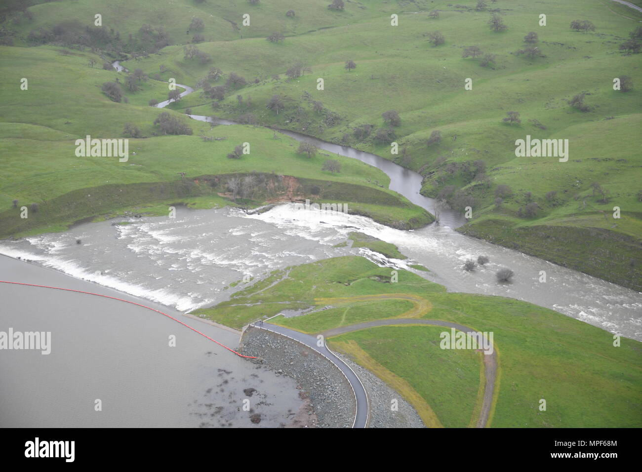 Luftaufnahme von Hochwasserschäden und Bewertung von UH-72Pilotted von Chief Warrant Officer Shaun Hollins und Chief Warrant Officer Scott Englebrick mit Video surveillence durchgeführt von Sergeant First Class Marty Ortiz. Stockfoto