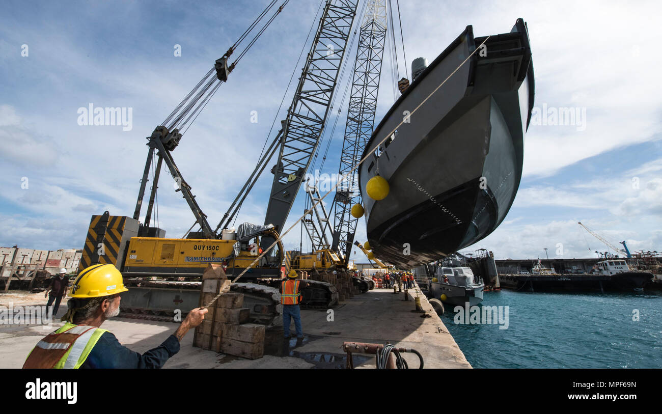 Us-Marine Contractors und Küsten Riverine Gruppe 1 Loslösung Guam (CRG-1 Det Guam) laden zwei MK VI Patrouillenboote in das Wasser nach einer gewissen Zeit der routinemäßigen Wartung, Jan. 20, 2017. CRG-1 Det Guam ist zum Kommandanten, Task Force 75 (CTF 75) beim Betrieb in den Commander, U.S. 7 Flotte der Geschäftsbereich zugeordnet. CTF75 ist das primäre Expeditionary task force verantwortlich für die Planung und Ausführung der Küstengebiete Riverine operations, Beseitigung von Explosivstoffen, tauchen Engineering und Bau und Unterwasser Bau in den US 7 Flotte Bereich der Operationen. (U.S. Marine bekämpfen Kamera ph Stockfoto