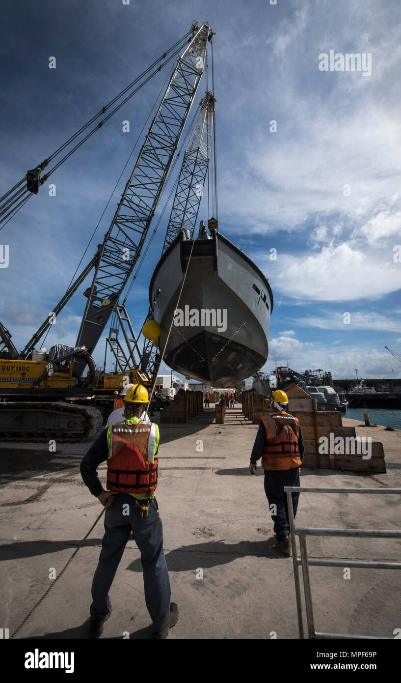 Us-Marine Contractors und Küsten Riverine Gruppe 1 Loslösung Guam (CRG-1 Det Guam) laden zwei MK VI Patrouillenboote in das Wasser nach einer gewissen Zeit der routinemäßigen Wartung, Jan. 20, 2017. CRG-1 Det Guam ist zum Kommandanten, Task Force 75 (CTF 75) beim Betrieb in den Commander, U.S. 7 Flotte der Geschäftsbereich zugeordnet. CTF75 ist das primäre Expeditionary task force verantwortlich für die Planung und Ausführung der Küstengebiete Riverine operations, Beseitigung von Explosivstoffen, tauchen Engineering und Bau und Unterwasser Bau in den US 7 Flotte Bereich der Operationen. (U.S. Marine bekämpfen Kamera ph Stockfoto