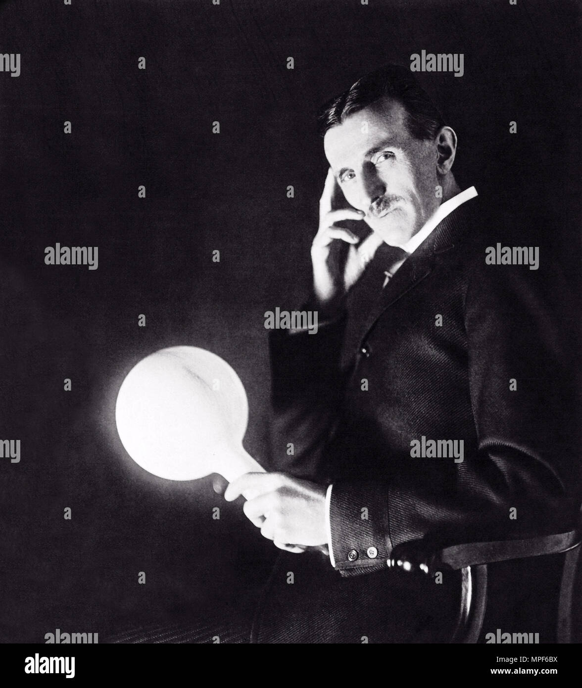 Nicola Tesla mit Wireless elektrifizierten Glühbirne Stockfoto