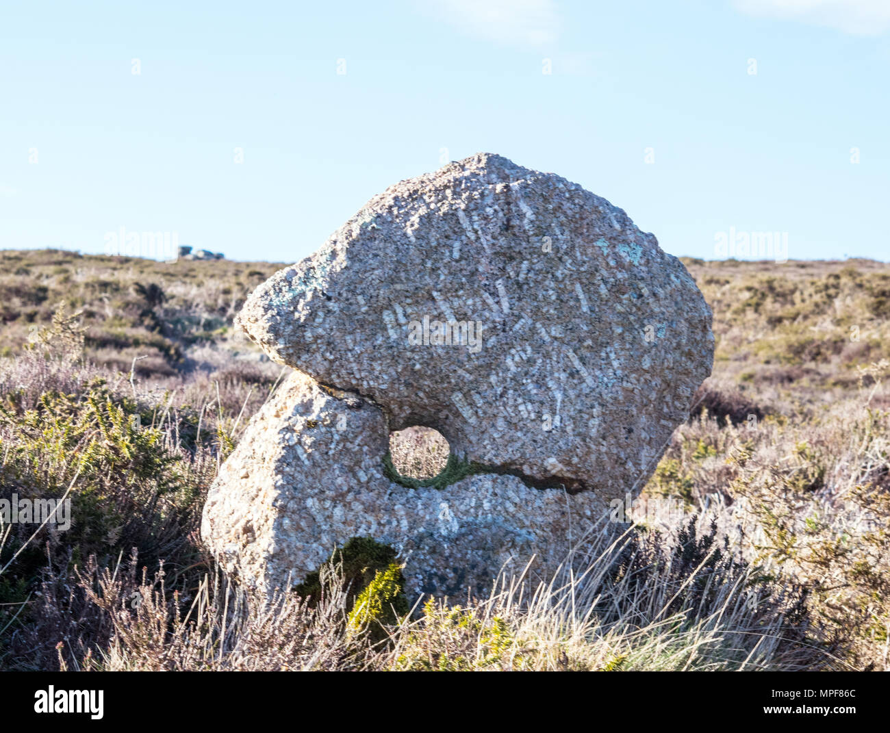 Durchlöcherte Stein in der Nähe von Tregeseal, Penwith Mauren, Cornwall, Großbritannien Stockfoto