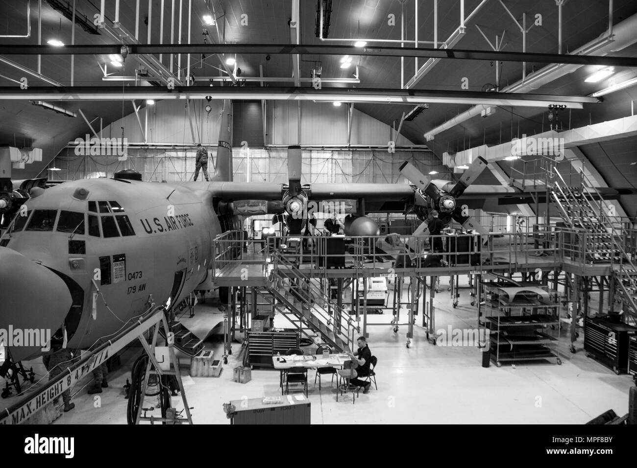 179Th Airlift Wing Wartung Mitglieder durch eine Zeitungleiche Inspektion einer C-130H Hercules 14.02.2017, an der 179th Airlift Wing, Mansfield, Ohio. Die 179Th Airlift Wing ist immer auf der Mission, die erste Wahl zu sein, Gemeinschaft, Bund und Missionen mit einem zuverlässigen Team von hoch qualifizierten Piloten zu reagieren. (U.S. Air National Guard Foto von 1 Leutnant Paul Stennet/Freigegeben) Stockfoto